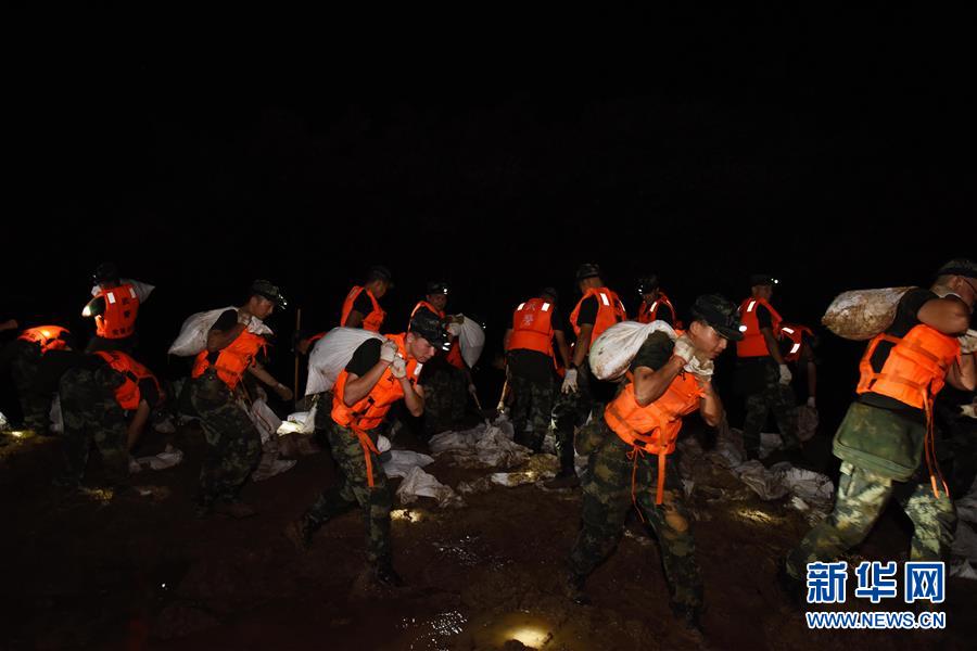 (防汛抗洪·圖文互動)(7)洪水不退,子弟兵誓死不退——解放軍和武警部隊官兵參與洪澇災害搶險救援記事