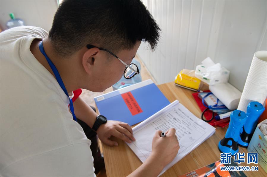 (防汛抗洪·圖文互動)(4)在大堤上成長,為人民守護——洪水中的青年“生力軍”