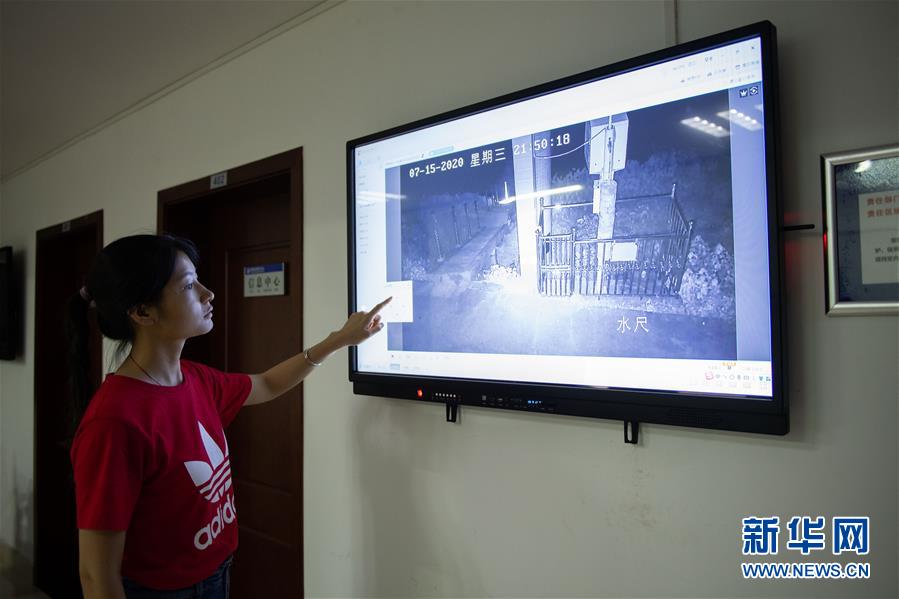 (防汛抗洪·圖文互動)(5)在大堤上成長,為人民守護——洪水中的青年“生力軍”