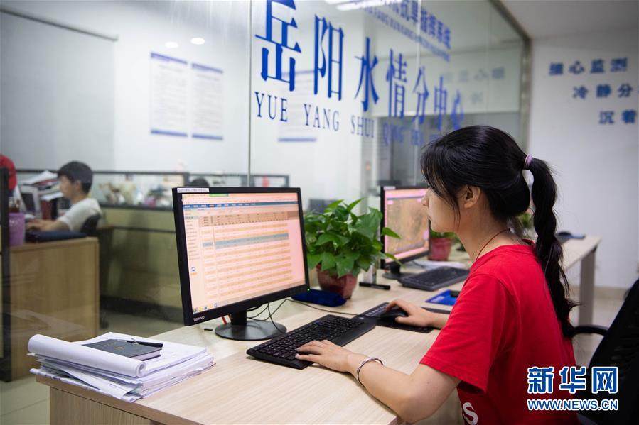 (防汛抗洪·圖文互動)(6)在大堤上成長,為人民守護——洪水中的青年“生力軍”