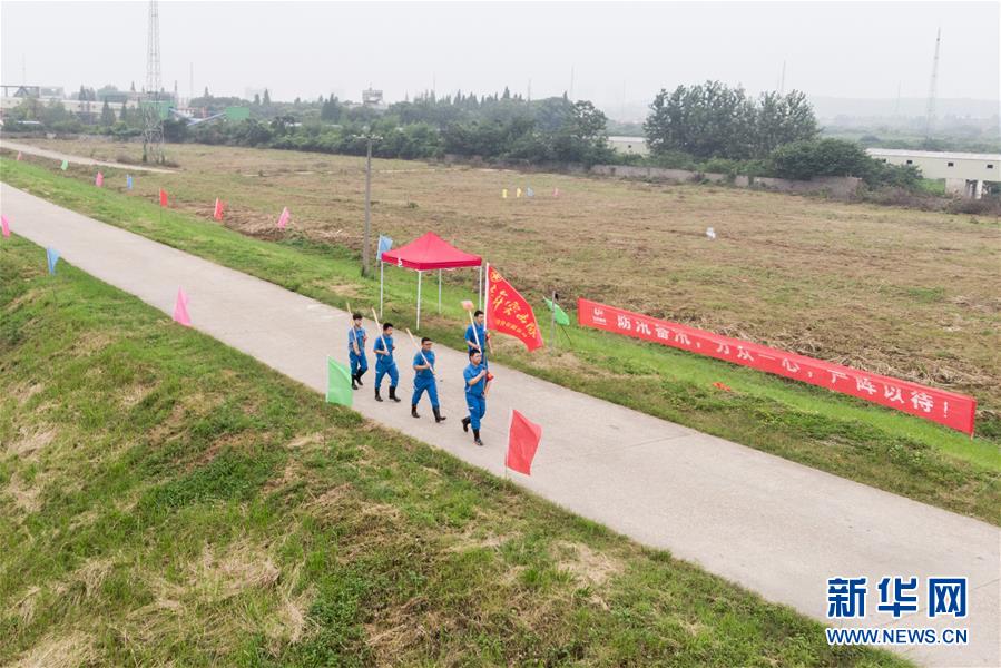 (防汛抗洪·圖文互動)(7)在大堤上成長,為人民守護——洪水中的青年“生力軍”