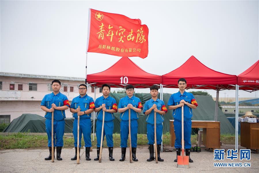 (防汛抗洪·圖文互動)(8)在大堤上成長,為人民守護——洪水中的青年“生力軍”