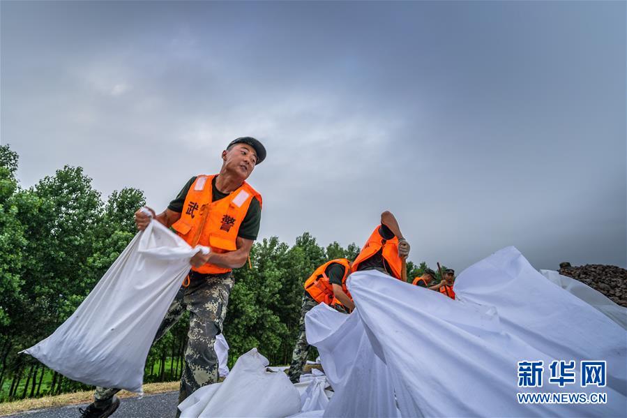 (防汛抗洪·圖文互動)(1)安徽望江縣:不讓洪水越過雷池“半步”