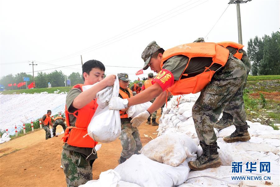 (防汛抗洪·圖文互動)(2)我們永遠是“兩不怕”精神傳人——陸軍第71集團軍200余名退伍老兵主動歸隊戰(zhàn)洪魔