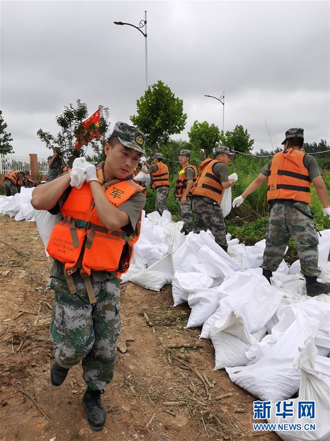 (防汛抗洪·圖文互動)(3)我們永遠是“兩不怕”精神傳人——陸軍第71集團軍200余名退伍老兵主動歸隊戰(zhàn)洪魔