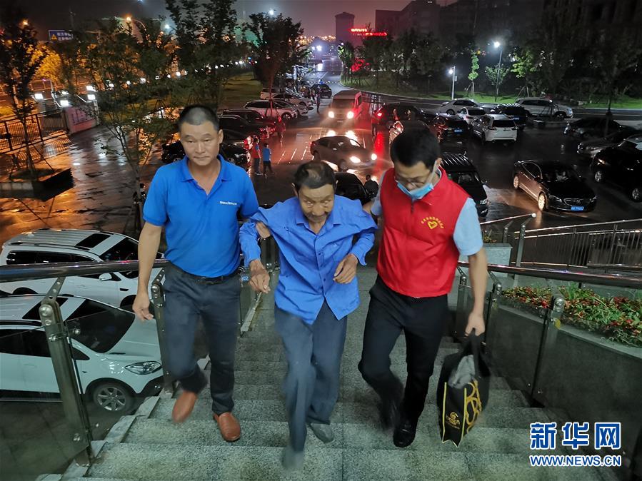 （防汛抗洪·圖文互動）（3）洪水來襲，銅鑼聲在千年古鎮的雨夜響起