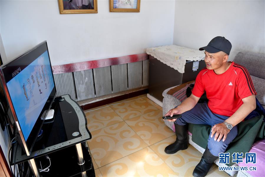 （走向我們的小康生活·圖文互動(dòng)）（3）草原有了網(wǎng)，手機(jī)能放羊——看呼倫貝爾大草原牧民生活變了樣 
