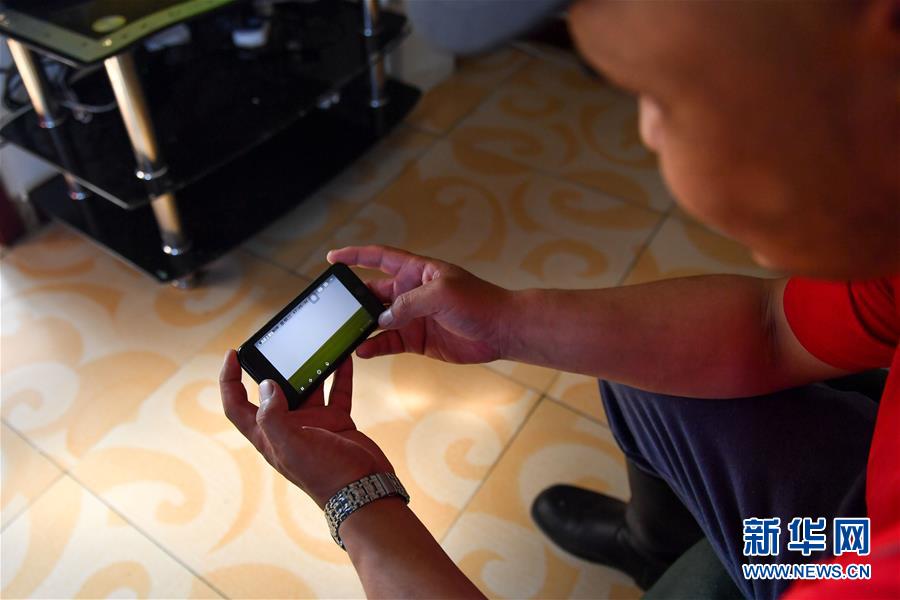 （走向我們的小康生活·圖文互動(dòng)）（4）草原有了網(wǎng)，手機(jī)能放羊——看呼倫貝爾大草原牧民生活變了樣 