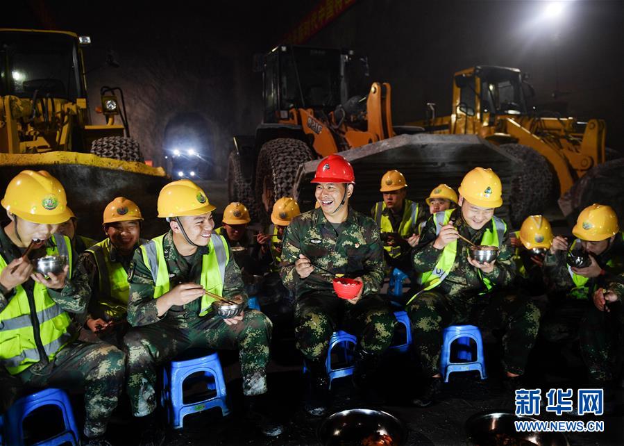 (軍事·圖文互動)(6)為導彈筑巢的“彝族雄鷹”——記“最美新時代革命軍人”沙子呷