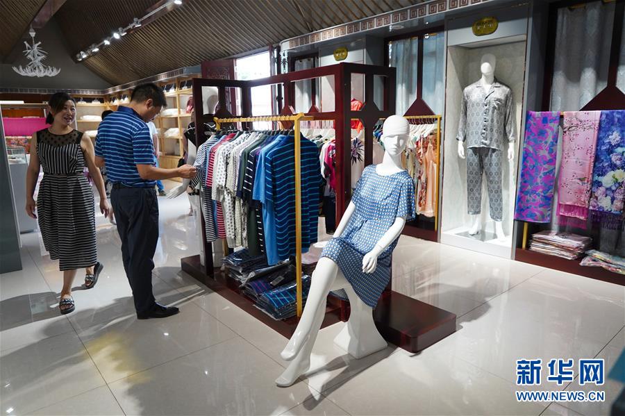 （走向我們的小康生活·圖文互動(dòng)）（2）綠了青山，紅了日子——秦巴山區(qū)群眾繪出小康“調(diào)色板”