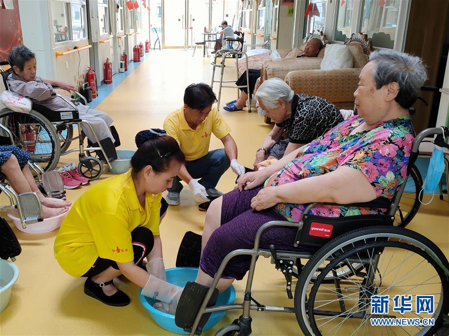 （走向我們的小康生活·圖文互動）（3）北京“老有所養”的床邊、身邊、周邊事