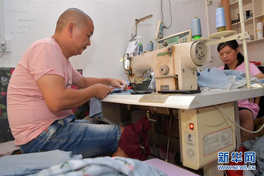 （走向我們的小康生活·圖文互動）（1）“一件衣裳”，藏著脫貧致富新天地