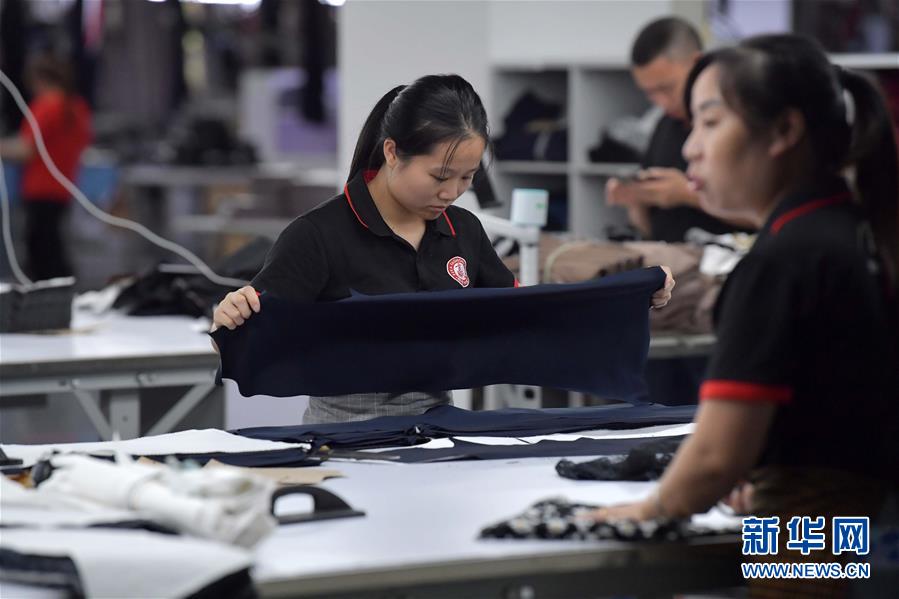 （走向我們的小康生活·圖文互動）（3）“一件衣裳”，藏著脫貧致富新天地