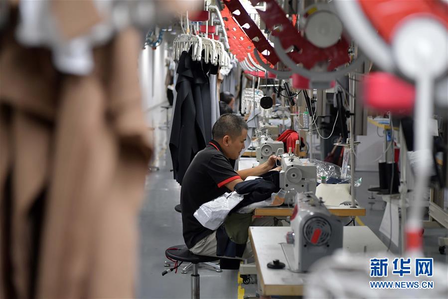 （走向我們的小康生活·圖文互動）（4）“一件衣裳”，藏著脫貧致富新天地