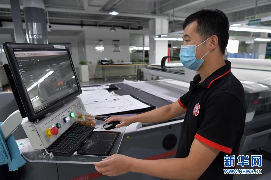 （走向我們的小康生活·圖文互動）（6）“一件衣裳”，藏著脫貧致富新天地