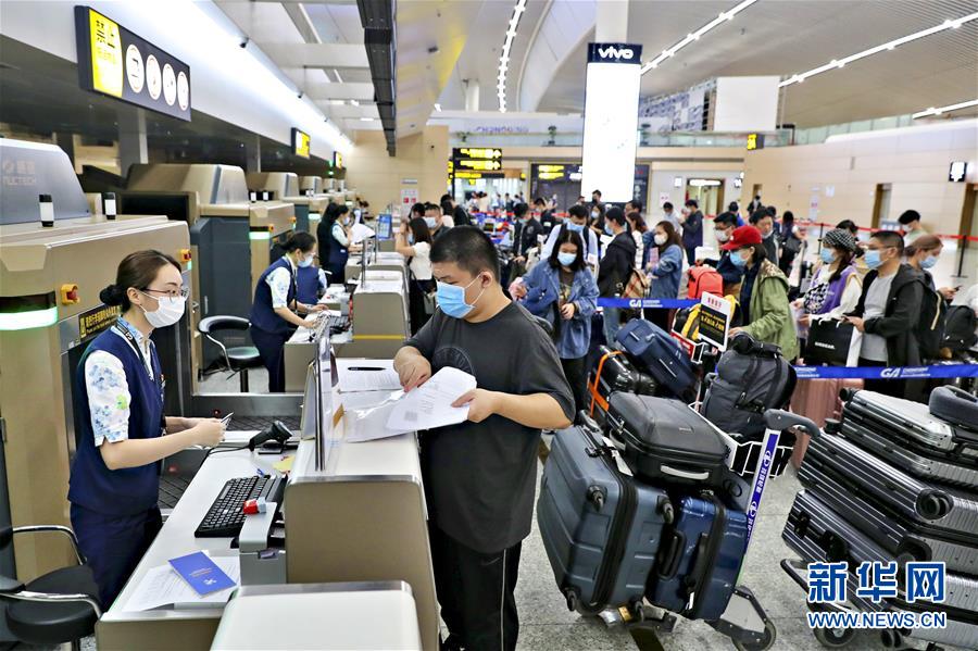 (圖文互動)(1)國內航空公司執飛的首條國際復學包機航線在渝啟航