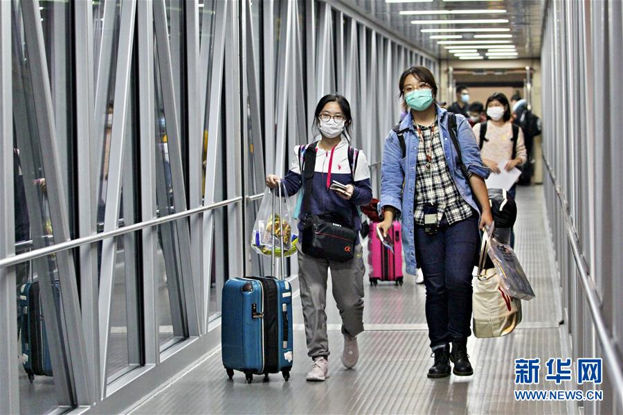 (圖文互動)(3)國內航空公司執飛的首條國際復學包機航線在渝啟航