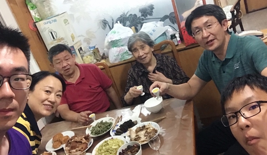 10月1日，留學生李天力（左一）在老家淄博的親戚家中與親人一起吃晚飯，共度中秋