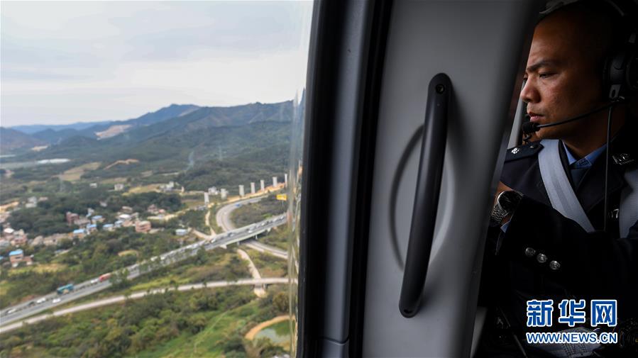 (深圳特區(qū)40年·圖文互動)(2)“智”行千里——特大城市交通治理的深圳樣板