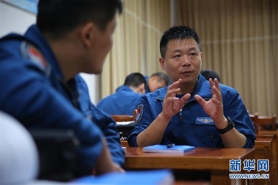 （在習近平強軍思想指引下·我們在戰位報告·圖文互動）（4）偵天探海 狩獵?？?mdash;—南部戰區海軍航空兵某師加速轉型提升新質戰斗力記事