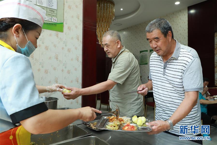 (習近平的小康故事·新華網·圖文互動)(1)“讓所有老年人都能有一個幸福美滿的晚年”——習近平和尊老養老的故事