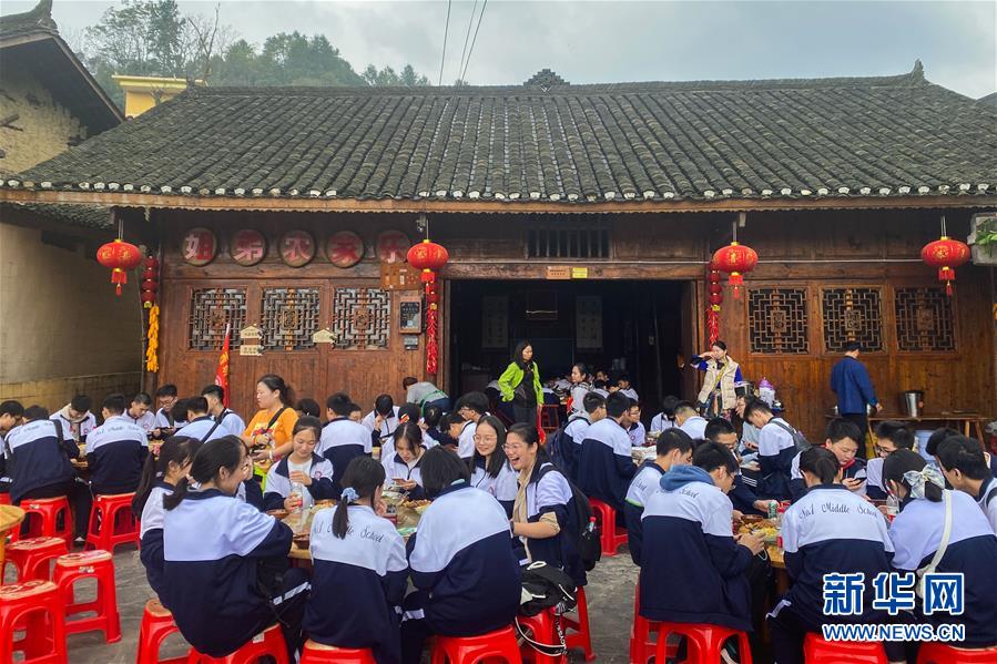 (在習近平新時代中國特色社會主義思想指引下——新時代新作為新篇章·習近平總書記關切事·圖文互動)(2)精準扶貧7年,十八洞村“長”出10余種新職業