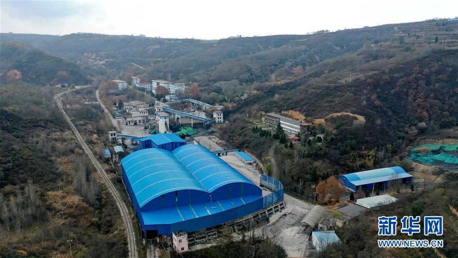 (新華網)(1)陜西銅川“11·4”喬子梁煤礦事故4名遇難礦工遺體升井