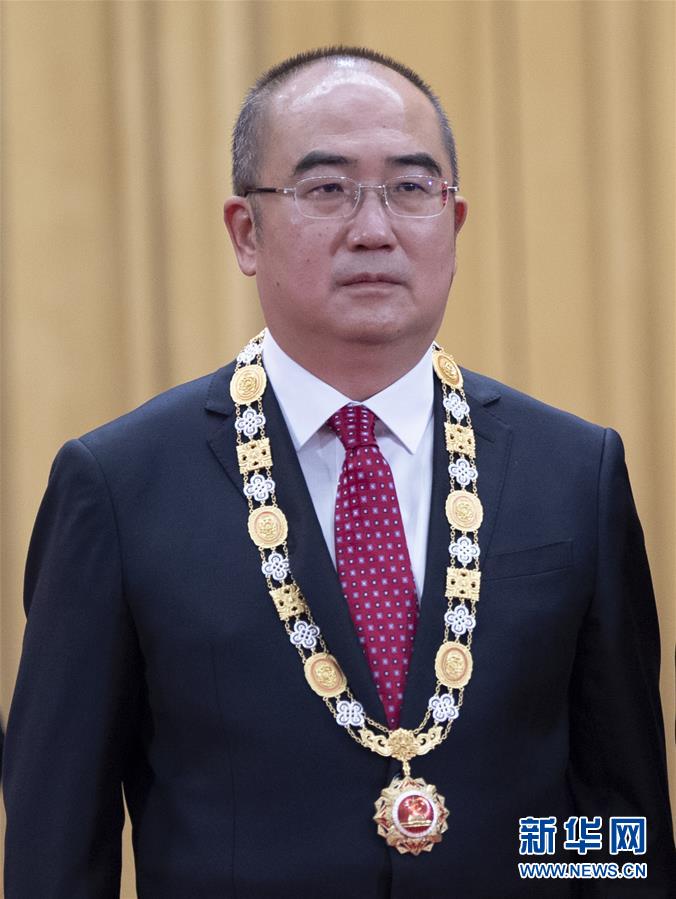 （抗疫先進(jìn)事跡·圖文互動(dòng)）（1）張定宇：疫情“暴風(fēng)眼”里，“漸凍”之軀與時(shí)間賽跑