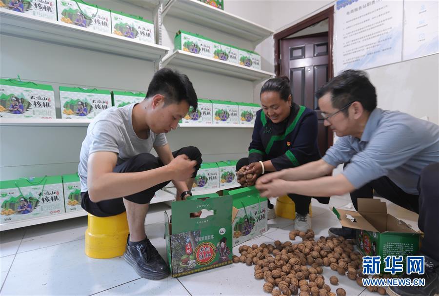 （代表委員履職）（7）全國人大代表吉克石烏：創建“四好”挑起脫貧大梁