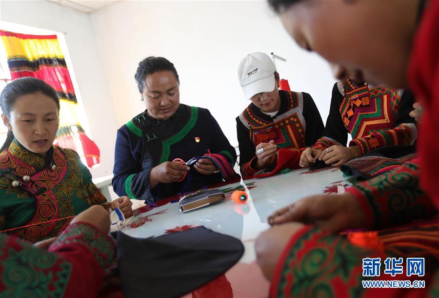 （代表委員履職）（8）全國人大代表吉克石烏：創建“四好”挑起脫貧大梁