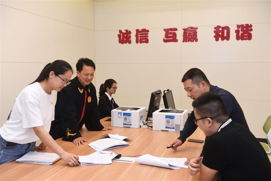 (“中國(guó)面貌”系列述評(píng)·圖文互動(dòng))(7)法治中國(guó)——70年中國(guó)面貌變遷述評(píng)之四