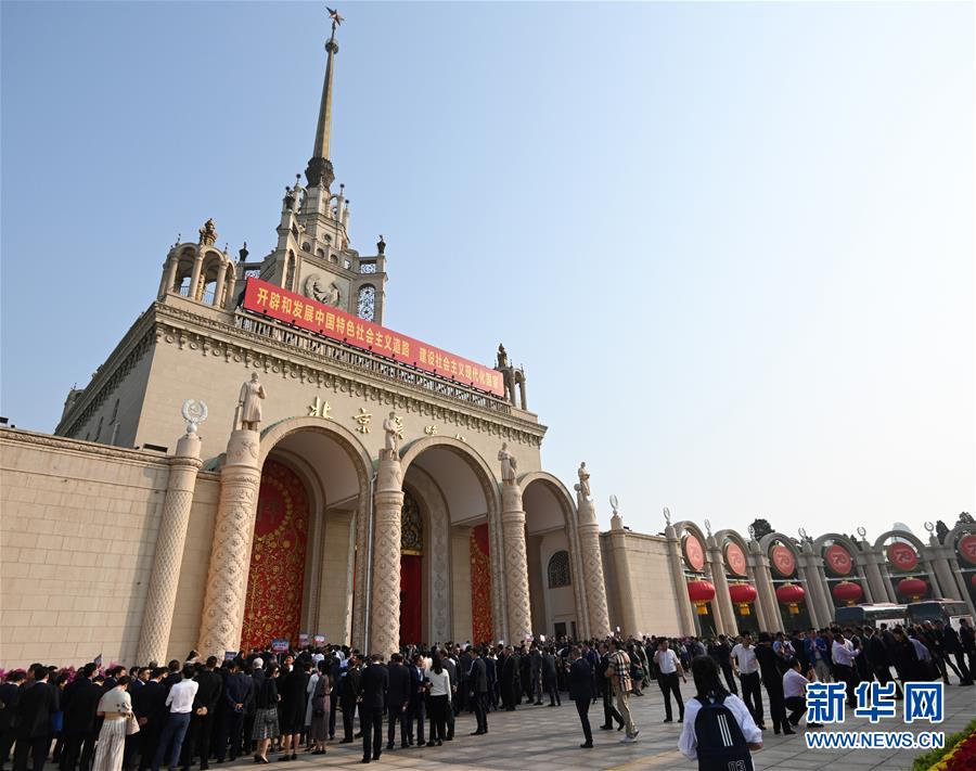 (社會(huì))(1)海外僑胞受邀參觀成就展感受70年巨變