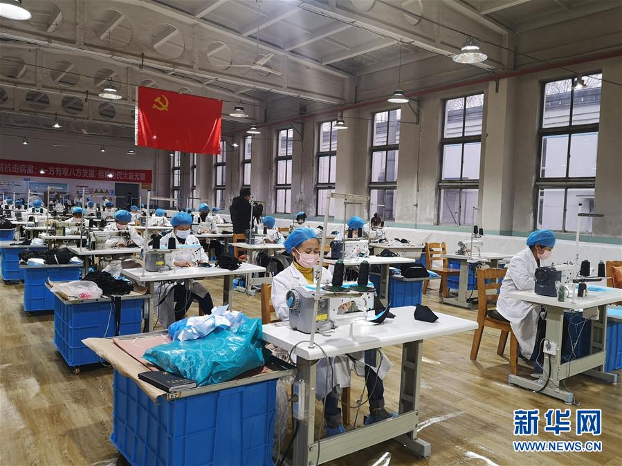 (在習近平新時代中國特色社會主義思想指引下——新時代新作為新篇章·習近平總書記關切事·圖文互動)(11)口罩擋不住你的美——戰“疫”一線巾幗掠影