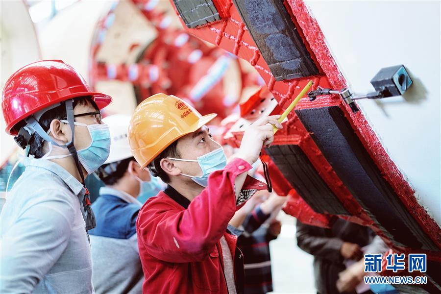 (在習(xí)近平新時(shí)代中國特色社會主義思想指引下——新時(shí)代新作為新篇章·習(xí)近平總書記關(guān)切事·圖文互動)(1)最有力的支撐,最堅(jiān)決的攀登——記錄奮戰(zhàn)在復(fù)工復(fù)產(chǎn)一線的科技工作者