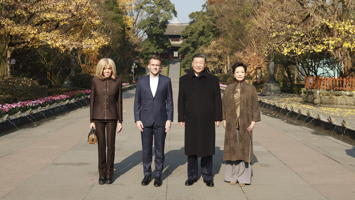 習近平同法國總統馬克龍在成都進行友好交流