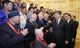 慶祝大會結束后，習近平等會見受表彰人員及親屬代表