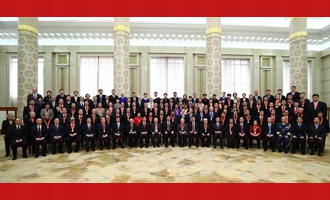 慶祝大會結束后，習近平等同受表彰人員及親屬代表合影留念