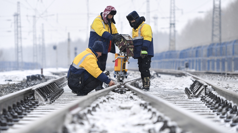 嚴寒下的“鐵路醫生”:風雪中守護回家路