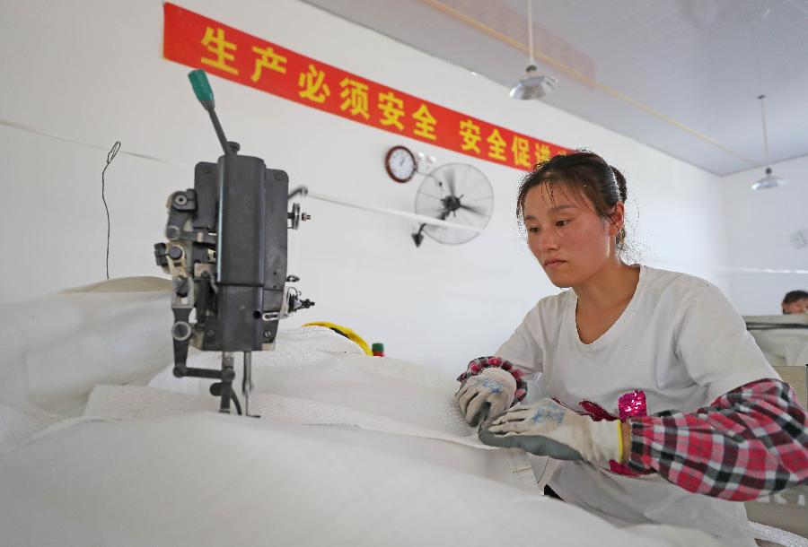 縫紉機“嗒嗒嗒”奏響脫貧“協奏曲”