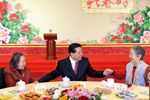 全國政協(xié)邀請已故黨外全國政協(xié)委員、知名人士夫人聯(lián)誼迎春 賈慶林出席