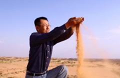 張應(yīng)龍:“防沙”變“用沙” 沙漠結(jié)果實