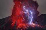 大自然“憤怒”之力！攝影師拍到火山閃電奇觀