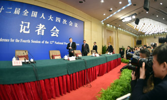 尚福林、劉士余、項(xiàng)俊波等步入會(huì)場(chǎng)