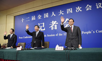 尚福林、劉士余和項(xiàng)俊波向記者揮手致意
