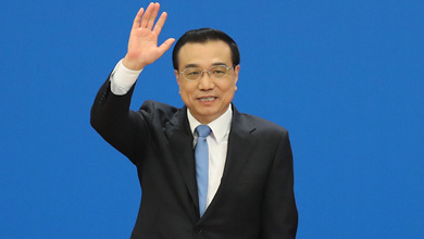 記者會結束后，李克強揮手致意