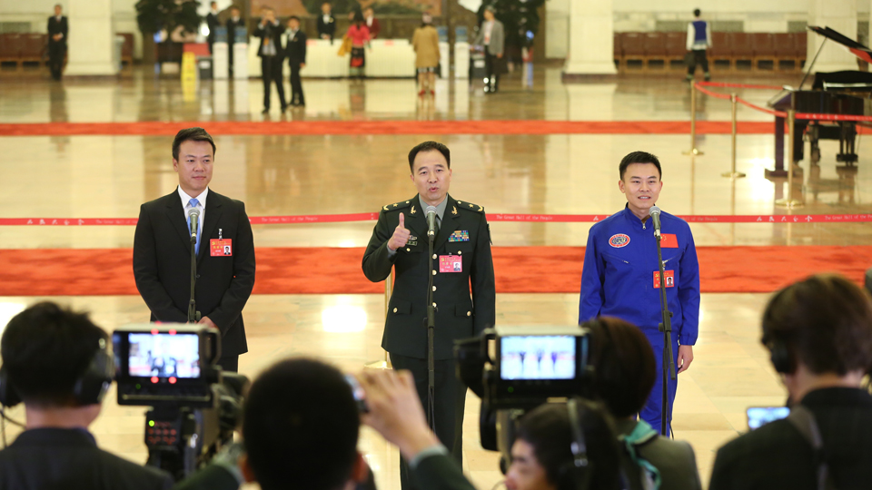 趙宏博、景海鵬、唐嘉陵代表接受采訪
