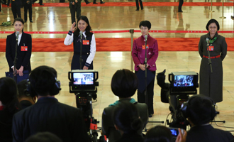 吳敏霞、杜玉濤、蒙曼、盧麗安代表接受采訪