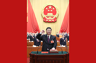 新當選的國家主席中央軍委主席習(xí)近平進行憲法宣誓