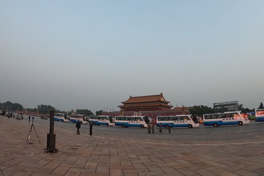 10月1日清晨的天安門城樓和長安街,燈火通明,正在準備慶祝大會的工作人員雖然緊張忙碌,但仍顯得井然有序