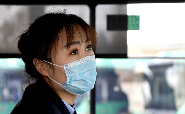 黃菲:眼睛會“說話”的公交女車長